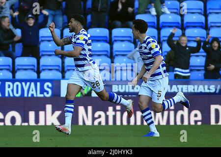 Reading, Royaume-Uni. 19th mars 2022. Josh Laurent de Reading (L) célèbre le premier but de son équipe. EFL Skybet Championship Match, Reading v Blackburn Rovers au Select car Leasing Stadium à Reading le samedi 19th mars 2022. Cette image ne peut être utilisée qu'à des fins éditoriales. Utilisation éditoriale uniquement, licence requise pour une utilisation commerciale. Aucune utilisation dans les Paris, les jeux ou les publications d'un seul club/ligue/joueur. photo par Steffan Bowen/Andrew Orchard sports photographie/Alay Live news crédit: Andrew Orchard sports photographie/Alay Live News Banque D'Images