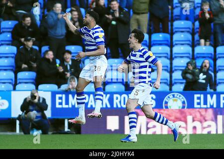 Reading, Royaume-Uni. 19th mars 2022. Josh Laurent de Reading (L) célèbre le premier but de son équipe. EFL Skybet Championship Match, Reading v Blackburn Rovers au Select car Leasing Stadium à Reading le samedi 19th mars 2022. Cette image ne peut être utilisée qu'à des fins éditoriales. Utilisation éditoriale uniquement, licence requise pour une utilisation commerciale. Aucune utilisation dans les Paris, les jeux ou les publications d'un seul club/ligue/joueur. photo par Steffan Bowen/Andrew Orchard sports photographie/Alay Live news crédit: Andrew Orchard sports photographie/Alay Live News Banque D'Images