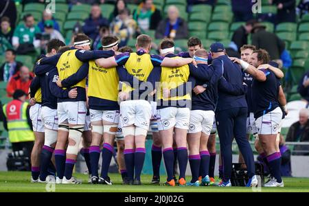 L'équipe d'Écosse se rencontre pendant l'échauffement avant le match Guinness des six Nations au stade Aviva de Dublin, en Irlande. Date de la photo: Samedi 19 mars 2022. Banque D'Images