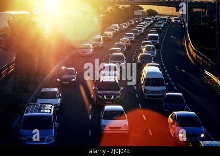 Rentrer lentement. Photo d'un trafic sur l'autoroute. Banque D'Images