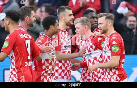 Mayence, Allemagne. 19th mars 2022. Football: Bundesliga, FSV Mainz 05 - Arminia Bielefeld, Matchday 27, Mewa Arena. L'équipe de Mayence applaudit avec Jonathan Burkhardt de Mayence (2.vr) après son objectif pour 3:0. Crédit : Torsten Silz/dpa - REMARQUE IMPORTANTE : Conformément aux exigences de la DFL Deutsche Fußball Liga et de la DFB Deutscher Fußball-Bund, il est interdit d'utiliser ou d'avoir utilisé des photos prises dans le stade et/ou du match sous forme de séquences et/ou de séries de photos de type vidéo./dpa/Alay Live News Banque D'Images