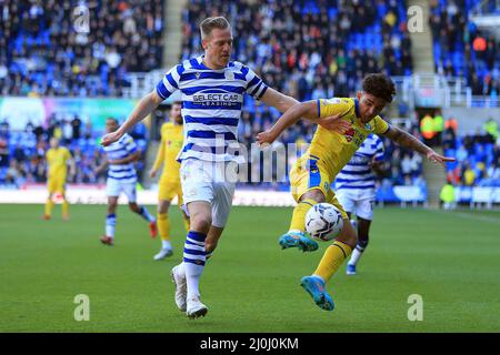 Reading, Royaume-Uni. 19th mars 2022. Tyrhys Dolan de Blackburn Rovers (R) détient Michael Morrison de Reading (L). EFL Skybet Championship Match, Reading v Blackburn Rovers au Select car Leasing Stadium à Reading le samedi 19th mars 2022. Cette image ne peut être utilisée qu'à des fins éditoriales. Utilisation éditoriale uniquement, licence requise pour une utilisation commerciale. Aucune utilisation dans les Paris, les jeux ou les publications d'un seul club/ligue/joueur. photo par Steffan Bowen/Andrew Orchard sports photographie/Alay Live news crédit: Andrew Orchard sports photographie/Alay Live News Banque D'Images