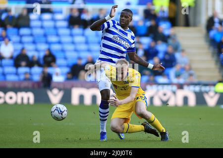 Reading, Royaume-Uni. 19th mars 2022. Jan Paul van Hecke de Blackburn Rovers (R) est fouillé par Lucas Joao de Reading (L). EFL Skybet Championship Match, Reading v Blackburn Rovers au Select car Leasing Stadium à Reading le samedi 19th mars 2022. Cette image ne peut être utilisée qu'à des fins éditoriales. Utilisation éditoriale uniquement, licence requise pour une utilisation commerciale. Aucune utilisation dans les Paris, les jeux ou les publications d'un seul club/ligue/joueur. photo par Steffan Bowen/Andrew Orchard sports photographie/Alay Live news crédit: Andrew Orchard sports photographie/Alay Live News Banque D'Images