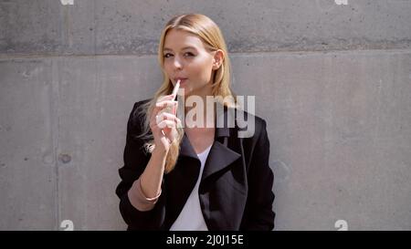 Femme de direction fumant de la cigarette électronique Banque D'Images