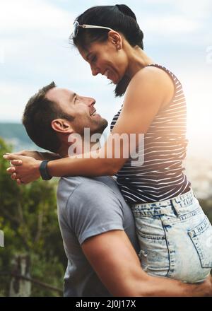 Amour - l'une des plus grandes joies de vie. Photo d'un jeune couple en profitant d'une journée romantique à l'extérieur. Banque D'Images