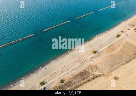 Paysage de drone aérien de la côte paysage marin avec belle plage de sable. Paphos Chypre Banque D'Images