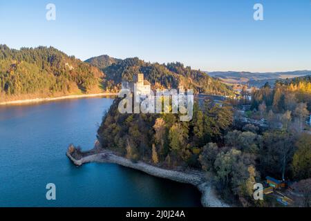Pologne. Château médiéval de Niedzica, datant du 14th siècle (château supérieur) en automne et lac artificiel Czorsztyn sur la rivière Dunajec. Banque D'Images