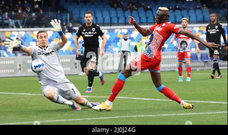 Naples, Campanie, Italie. 19th mars 2022. VICTOR OSIMHEN de SSC Napoli a obtenu un score contre AC Udinese lors de la série italienne Une action au stade Diego Armando Maradona. (Image de crédit : © Fabio Sasso/ZUMA Press Wire) Banque D'Images