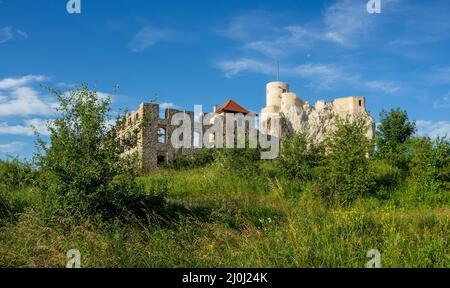 Rabsztyn, Pologne. Ruines du château royal médiéval sur le rocher des Highlands jurassiques polonais. Panorama d'été. Lumière du lever du soleil Banque D'Images