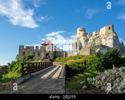 Rabsztyn, Pologne. Ruines du château royal médiéval sur le rocher des Highlands jurassiques polonais. Petit pont. Été, lever de soleil Banque D'Images