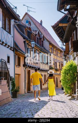 Eguisheim, Alsace, France, maisons traditionnelles colorées à colombages dans la vieille ville d'Eguisheim sur la route des vins d'Alsace, France Banque D'Images