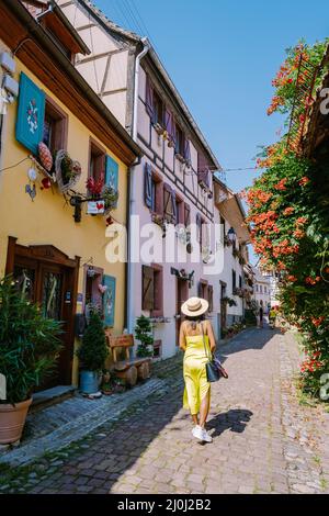 Eguisheim, Alsace, France, maisons traditionnelles colorées à colombages dans la vieille ville d'Eguisheim sur la route des vins d'Alsace, France Banque D'Images