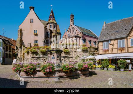 Eguisheim, Alsace, France, maisons traditionnelles colorées à colombages dans la vieille ville d'Eguisheim sur la route des vins d'Alsace, France Banque D'Images