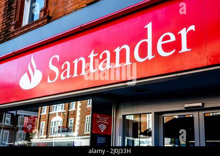 Epsom Surrey Londres, Royaume-Uni, mars 19 2022, Santander High Street Retail Bank Entrance with logo and No People Banque D'Images