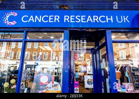 Epsom Surrey Londres, Royaume-Uni, mars 19 2022, cancer Research UK High Street Charity Shop entrée sans personne Banque D'Images