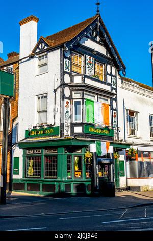 Epsom Surrey, Londres, Royaume-Uni, 19 2022 mars, pub irlandais traditionnel McCaffertys célébrant la St Patricks Day Banque D'Images