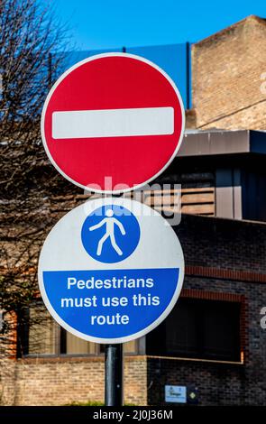 Epsom Surrey Londres, Royaume-Uni, mars 19 2022, panneau de signalisation routière sans entrée et informations pour piétons sur les panneaux circulaires en métal Banque D'Images