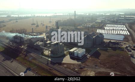 Élévateur de grain paysage. Vue aérienne du Drone. Vue de vol sur Metal Round Silos Banque D'Images