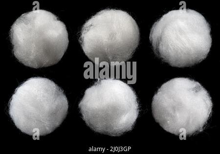Boules de coton molletonné isolées sur fond noir Banque D'Images
