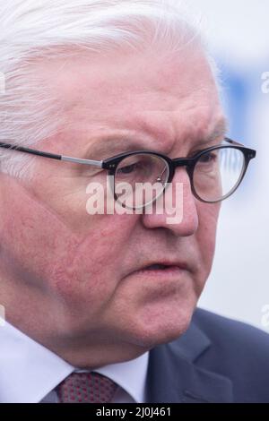17 mars 2022 le président allemand Frank-Walter Steinmeier visite la gare centrale de Berlin pour parler avec des volontaires qui aident à arriver en ukrainien Banque D'Images