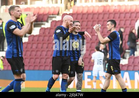 Tynecastle Park Edinburgh.Scotland Royaume-Uni. 19th mars 22 le cœur du Midlothian contre Livingston Cinch en première place. Liam Boyce de Hearts célèbre avec le marqueur de but Barrie McKay (18) après son premier but jamais atteint pour le club dans la victoire de 2-0 sur Livingston . Crédit : eric mccowat/Alay Live News Banque D'Images