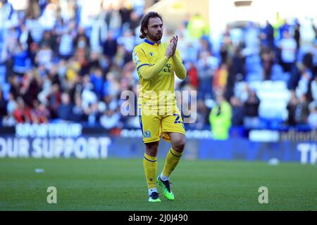 Reading, Royaume-Uni. 19th mars 2022. Un abattu Bradley Dack de Blackburn Rovers claque les fans après le match. EFL Skybet Championship Match, Reading v Blackburn Rovers au Select car Leasing Stadium à Reading le samedi 19th mars 2022. Cette image ne peut être utilisée qu'à des fins éditoriales. Utilisation éditoriale uniquement, licence requise pour une utilisation commerciale. Aucune utilisation dans les Paris, les jeux ou les publications d'un seul club/ligue/joueur. photo par Steffan Bowen/Andrew Orchard sports photographie/Alay Live news crédit: Andrew Orchard sports photographie/Alay Live News Banque D'Images