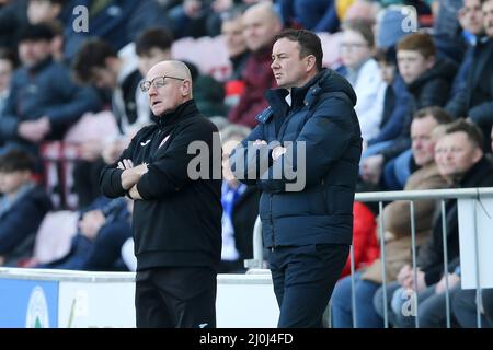 Wigan, Royaume-Uni. 19th mars 2022. Derek Adams, responsable de Morecambe (r), regarde. EFL Skybet football League One Match, Wigan Athletic v Morecambe FC à Wigan, Lancs, le samedi 19th mars 2022. Cette image ne peut être utilisée qu'à des fins éditoriales. Utilisation éditoriale uniquement, licence requise pour une utilisation commerciale. Aucune utilisation dans les Paris, les jeux ou les publications d'un seul club/ligue/joueur. photo par Chris Stading/Andrew Orchard sports Photography/Alamy Live News crédit: Andrew Orchard sports Photography/Alamy Live News Banque D'Images