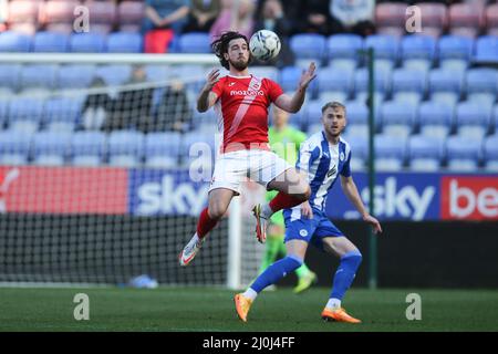 Wigan, Royaume-Uni. 19th mars 2022. Cole Stockton de Morecambe contrôle la balle. EFL Skybet football League One Match, Wigan Athletic v Morecambe FC à Wigan, Lancs, le samedi 19th mars 2022. Cette image ne peut être utilisée qu'à des fins éditoriales. Utilisation éditoriale uniquement, licence requise pour une utilisation commerciale. Aucune utilisation dans les Paris, les jeux ou les publications d'un seul club/ligue/joueur. photo par Chris Stading/Andrew Orchard sports Photography/Alamy Live News crédit: Andrew Orchard sports Photography/Alamy Live News Banque D'Images