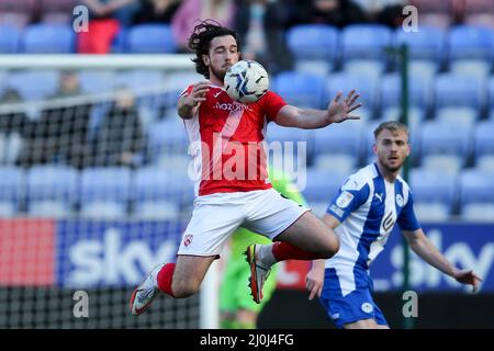 Wigan, Royaume-Uni. 19th mars 2022. Cole Stockton de Morecambe contrôle la balle. EFL Skybet football League One Match, Wigan Athletic v Morecambe FC à Wigan, Lancs, le samedi 19th mars 2022. Cette image ne peut être utilisée qu'à des fins éditoriales. Utilisation éditoriale uniquement, licence requise pour une utilisation commerciale. Aucune utilisation dans les Paris, les jeux ou les publications d'un seul club/ligue/joueur. photo par Chris Stading/Andrew Orchard sports Photography/Alamy Live News crédit: Andrew Orchard sports Photography/Alamy Live News Banque D'Images