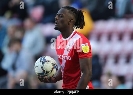 Wigan, Royaume-Uni. 19th mars 2022. Greg Leigh de Morecambe tient le ballon. EFL Skybet football League One Match, Wigan Athletic v Morecambe FC à Wigan, Lancs, le samedi 19th mars 2022. Cette image ne peut être utilisée qu'à des fins éditoriales. Utilisation éditoriale uniquement, licence requise pour une utilisation commerciale. Aucune utilisation dans les Paris, les jeux ou les publications d'un seul club/ligue/joueur. photo par Chris Stading/Andrew Orchard sports Photography/Alamy Live News crédit: Andrew Orchard sports Photography/Alamy Live News Banque D'Images