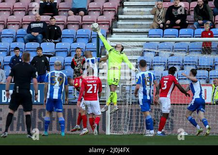 Wigan, Royaume-Uni. 19th mars 2022. Le gardien de but de Morecambe Trevor Carson élimine la balle. EFL Skybet football League One Match, Wigan Athletic v Morecambe FC à Wigan, Lancs, le samedi 19th mars 2022. Cette image ne peut être utilisée qu'à des fins éditoriales. Utilisation éditoriale uniquement, licence requise pour une utilisation commerciale. Aucune utilisation dans les Paris, les jeux ou les publications d'un seul club/ligue/joueur. photo par Chris Stading/Andrew Orchard sports Photography/Alamy Live News crédit: Andrew Orchard sports Photography/Alamy Live News Banque D'Images