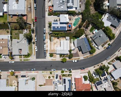Vue aérienne de dessus de petite rue avec des maisons de classe moyenne à Mission City à San Diego Banque D'Images
