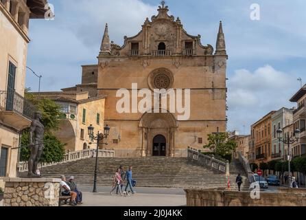 Felanitx, Espagne; mars 11 2022 : façade principale de l'église paroissiale de Sant Miquel, dans la ville de Majorcan de Felanitx, Espagne Banque D'Images