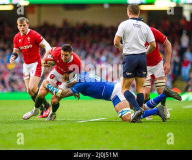 Pays de Galles contre Italie Guinness six Nations Cardiff, Royaume-Uni.19th Mar, 2022.Owen Watkin du pays de Galles est rebuté par Niccolò Cannone de l'Italie lors du championnat Guinness six Nations 2022 match, pays de Galles contre Italie au stade de la Principauté à Cardiff Banque D'Images