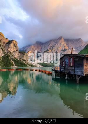 Dolomites italiens, beau lac dans les alpes italiennes, Lago di Braies Banque D'Images