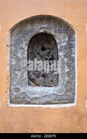 Ancienne fenêtre à vin historique ou « Buchetta Del Vino » Florence Italie Banque D'Images