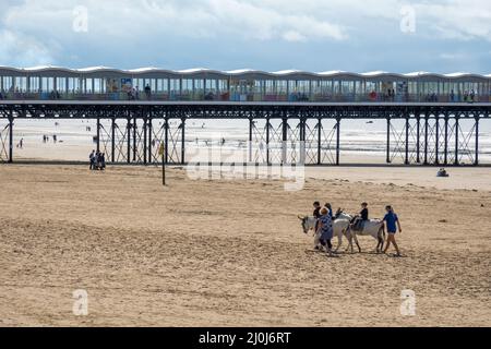 WESTON SUPERMARE, DEVON, Royaume-Uni - AOÛT 18 : vue sur le front de mer à Weston Supermare, Devon le 18 août 2021. Peopl non identifié Banque D'Images