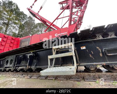 Augusta, GA USA - 03 19 22: Manitowoc Red Crane Construction scène nuageux pluvieux jour escalier échelle Banque D'Images