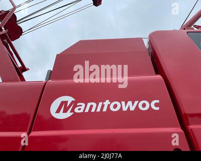 Augusta, GA USA - 03 19 22: Manitowoc Red Crane Construction scène nuageux Rainy Day logo Banque D'Images