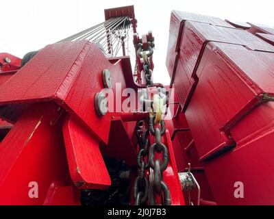 Augusta, GA USA - 03 19 22: Grue rouge Manitowoc scène de construction ciel nuageux jour pluvieux gros plan Banque D'Images