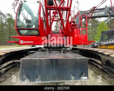 Augusta, GA USA - 03 19 22: Grue rouge Manitowoc scène de construction ciel pluvieux jour poids avant Banque D'Images