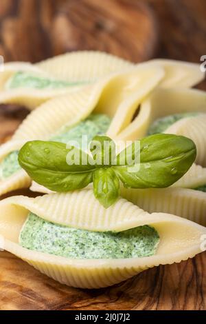 Pâtes italiennes conchiglino remplies d'épinards Banque D'Images