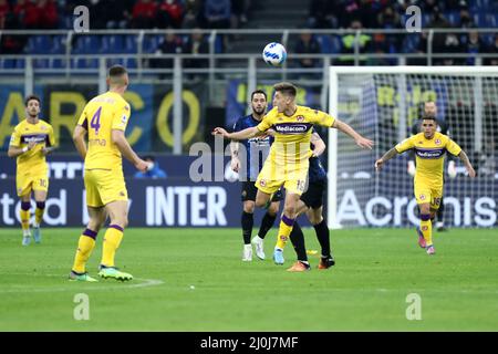 Krzysztof Piatek de l'AFC Fiorentina contrôle le ballon pendant la série Un match entre le FC Internazionale et l'ACF Fiorentina au Stadio Giuseppe Meazza le 19 mars 2022 à Milan, Italie. Banque D'Images