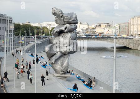 Moscou, Russie - 24 août 2021 : œuvre de sculpture monumentale, Big Clay numéro 4, réalisée par l'artiste suisse Urs Fischer. Contemporain Banque D'Images