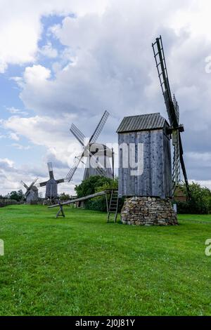 Vue sur les moulins à vent d'Angla sur l'île Saarema en Estonie Banque D'Images