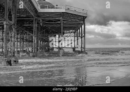 Photo en noir et blanc de Cromer Pier sur la côte nord de Norfolk Banque D'Images