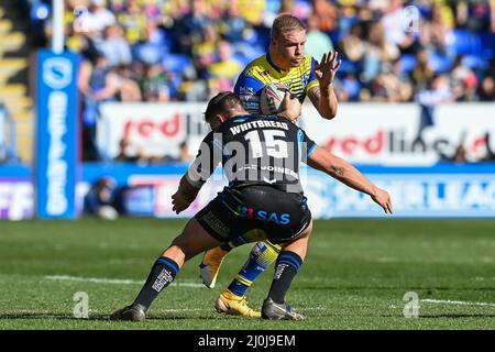 Oliver Holmes #12 de Warrington Wolves est attaqué par Jai Whitbread (15) de Wakefield Trinity Banque D'Images