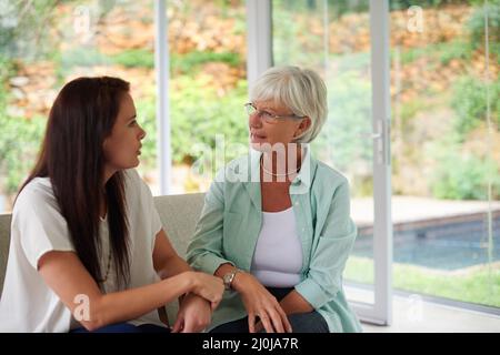 Une mère est une meilleure amie de filles. Une fille adulte et sa mère passent du temps ensemble. Banque D'Images