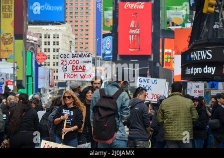 Des manifestants se sont rassemblés à Times Square à New York pour avoir la liberté de dénoncer le mandat du président Biden en Covid19 en matière de vaccins, le 19 mars 2022. Banque D'Images