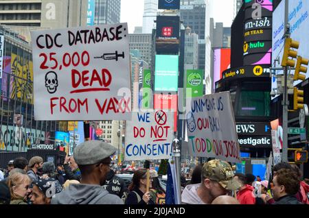 Des manifestants sont vus portant des bannières anti-vaccins demandant la liberté de choisir de ne pas être vaccinés lors du rassemblement mondial de la liberté à Times Square in Banque D'Images